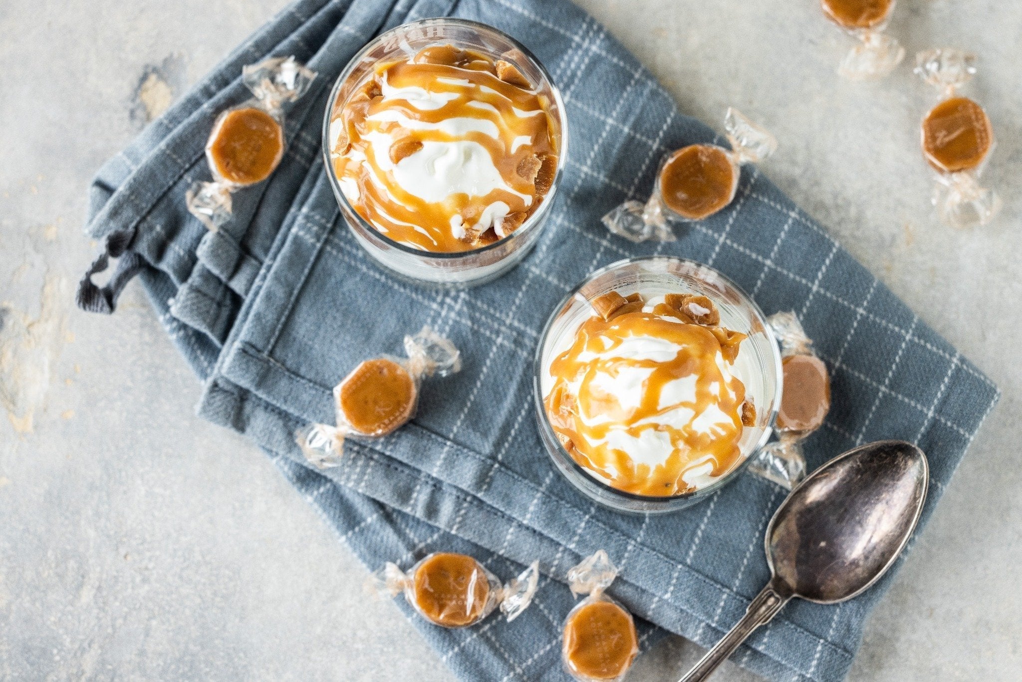 Softice med karamelsauce