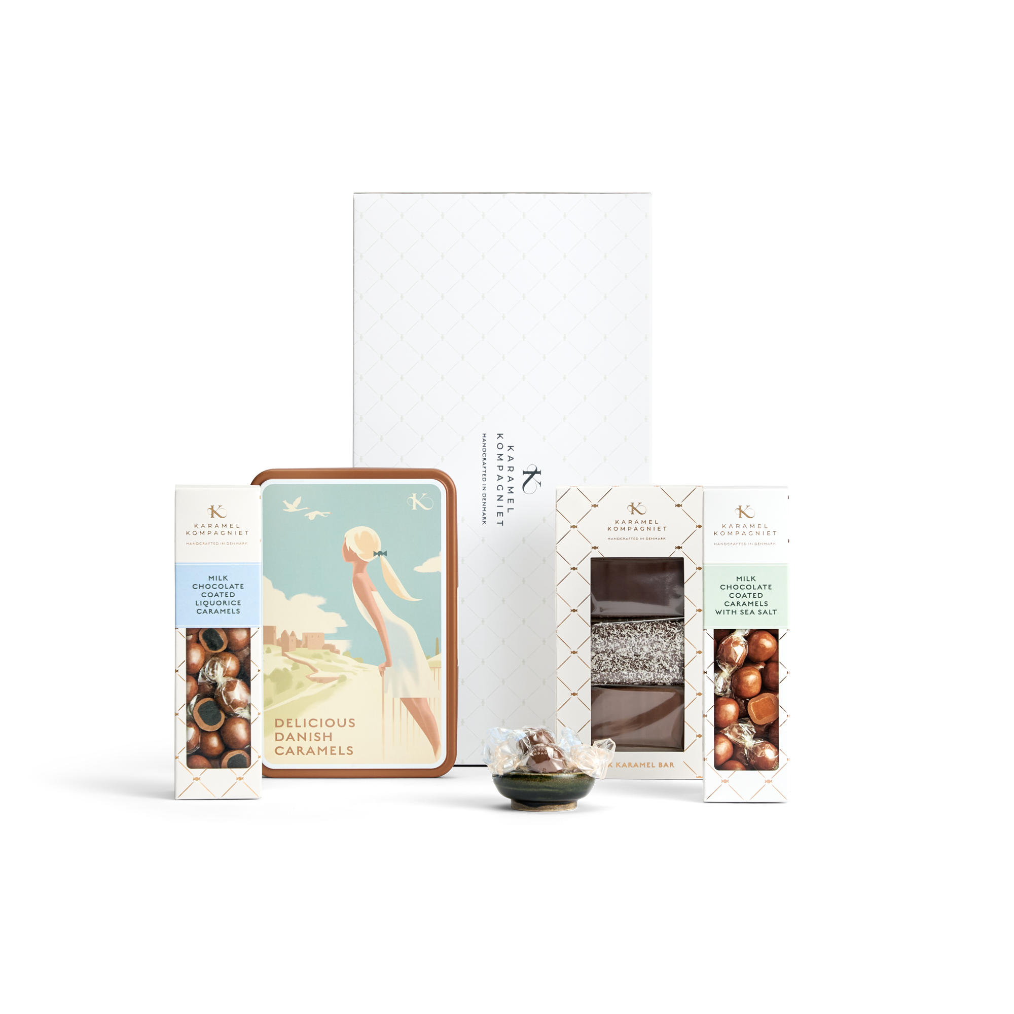 Den Harmoniske Luksus Gavekurv med chokoladeovertrukne karameller, karamel barer og en dåse karameller