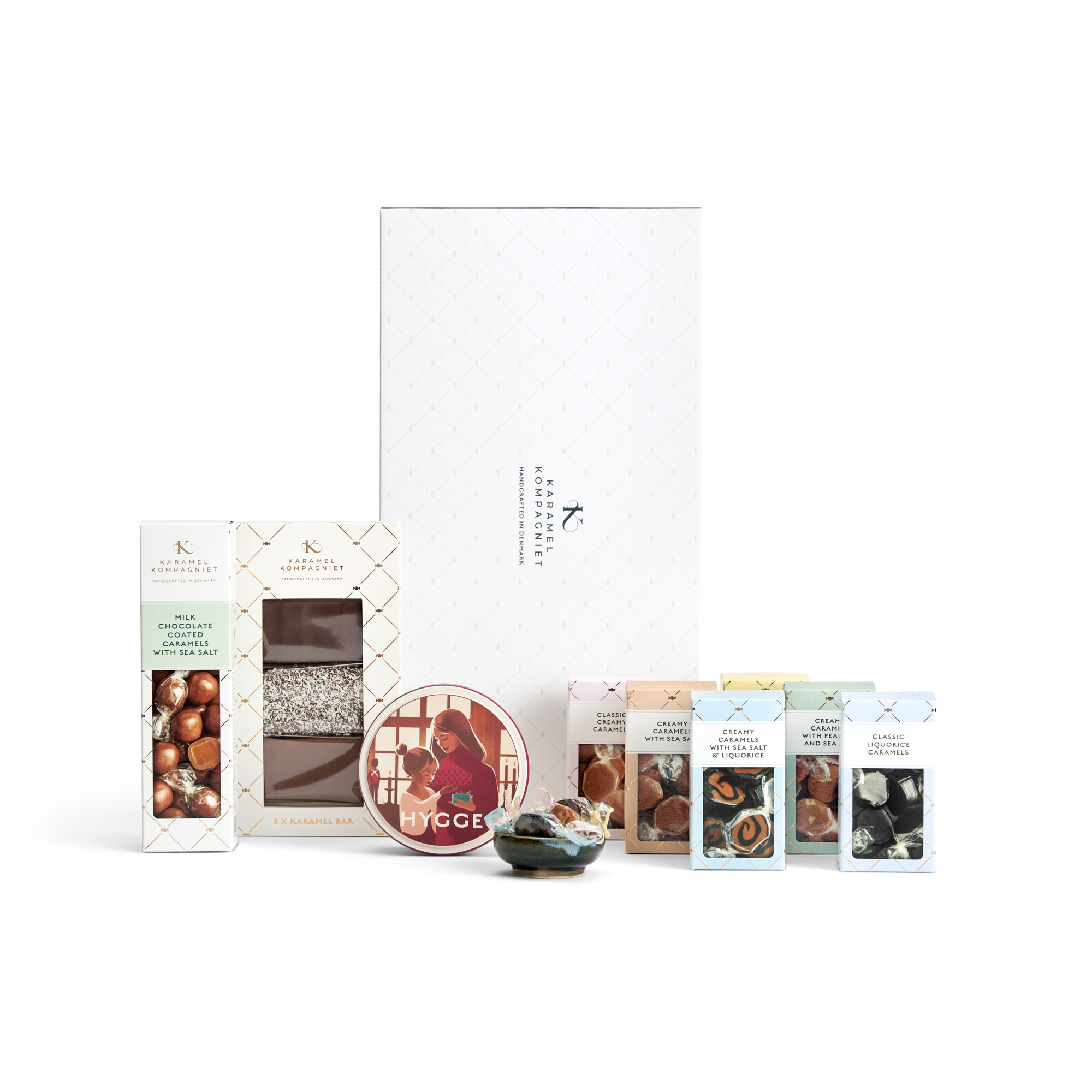 Luksus gavekurv fra Karamel Kompagniet med hygge tema, chokoladekarameller, lakridskarameller og chokoladeovertrukne saltkarameller