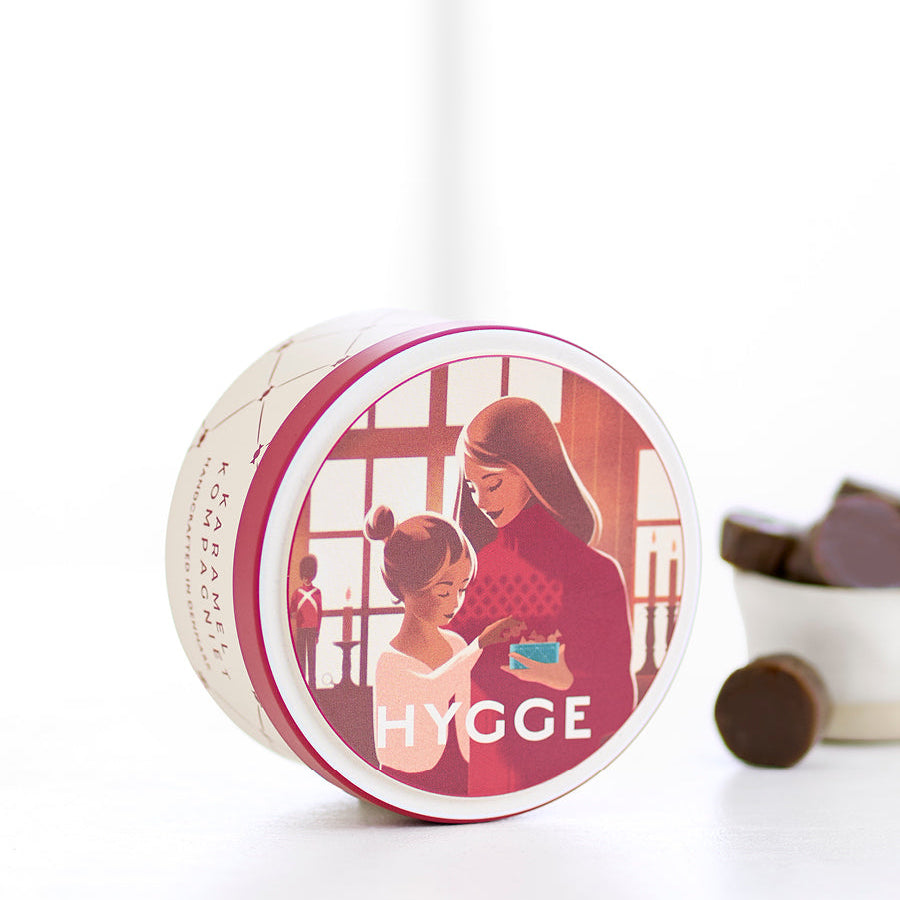 Hygge - Klassiske Chokoladekarameller dåse oprejst på bord 