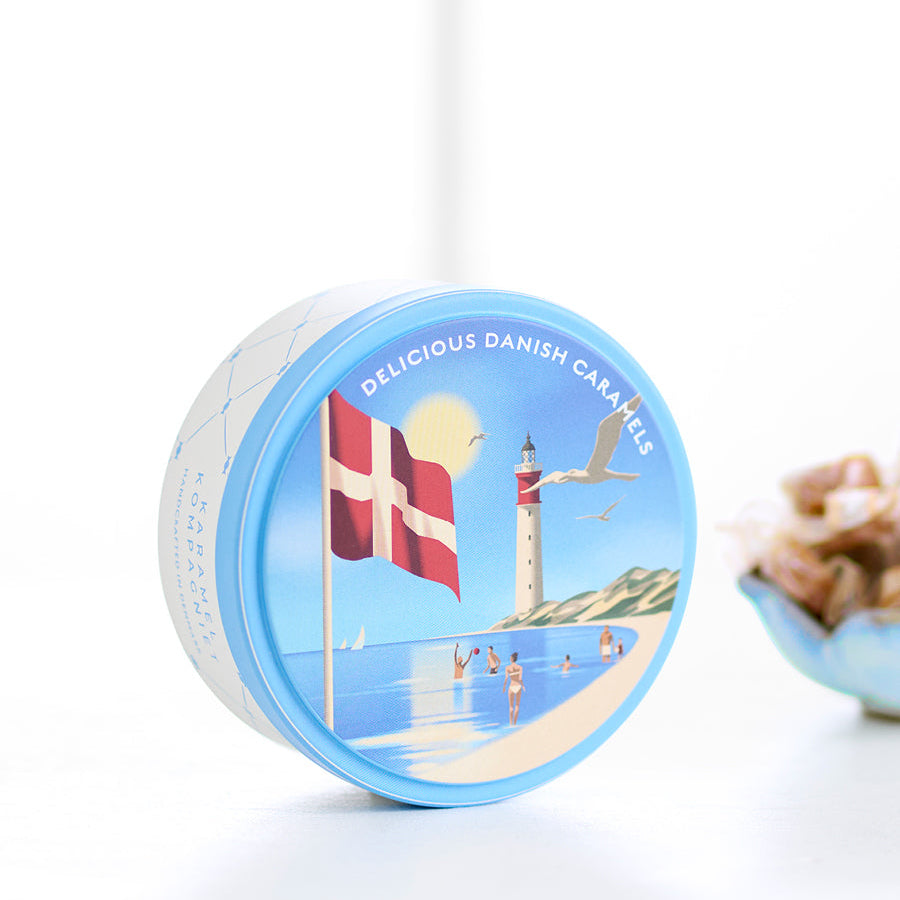 Summertime - Flødekarameller med Sydesalt oprejst dåse på bord