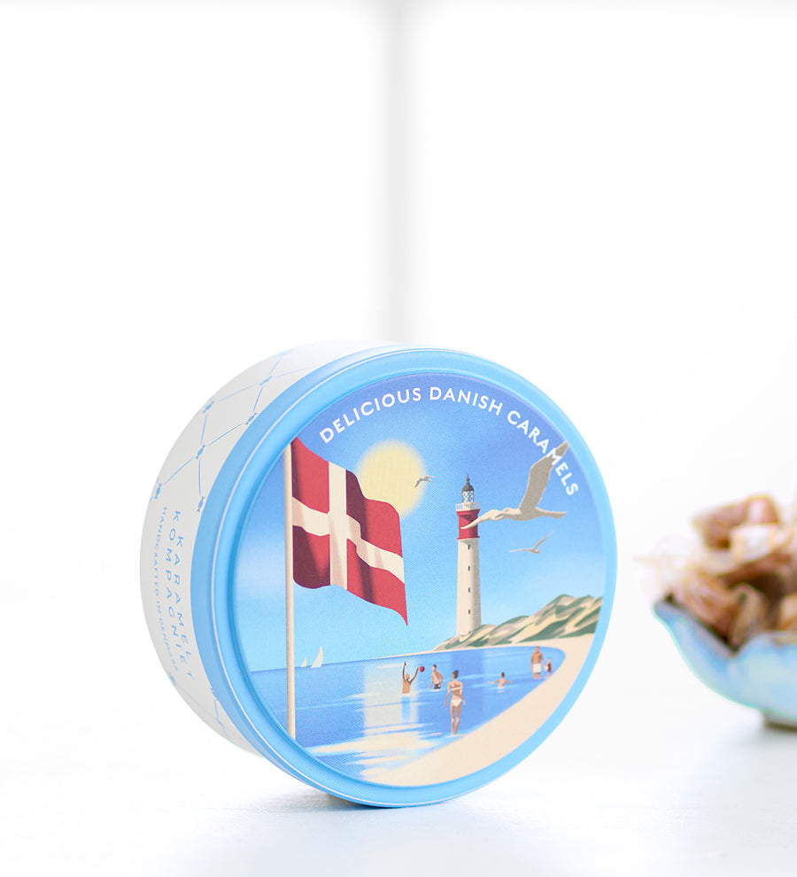 Summertime - Flødekarameller med Sydesalt oprejst dåse på bord