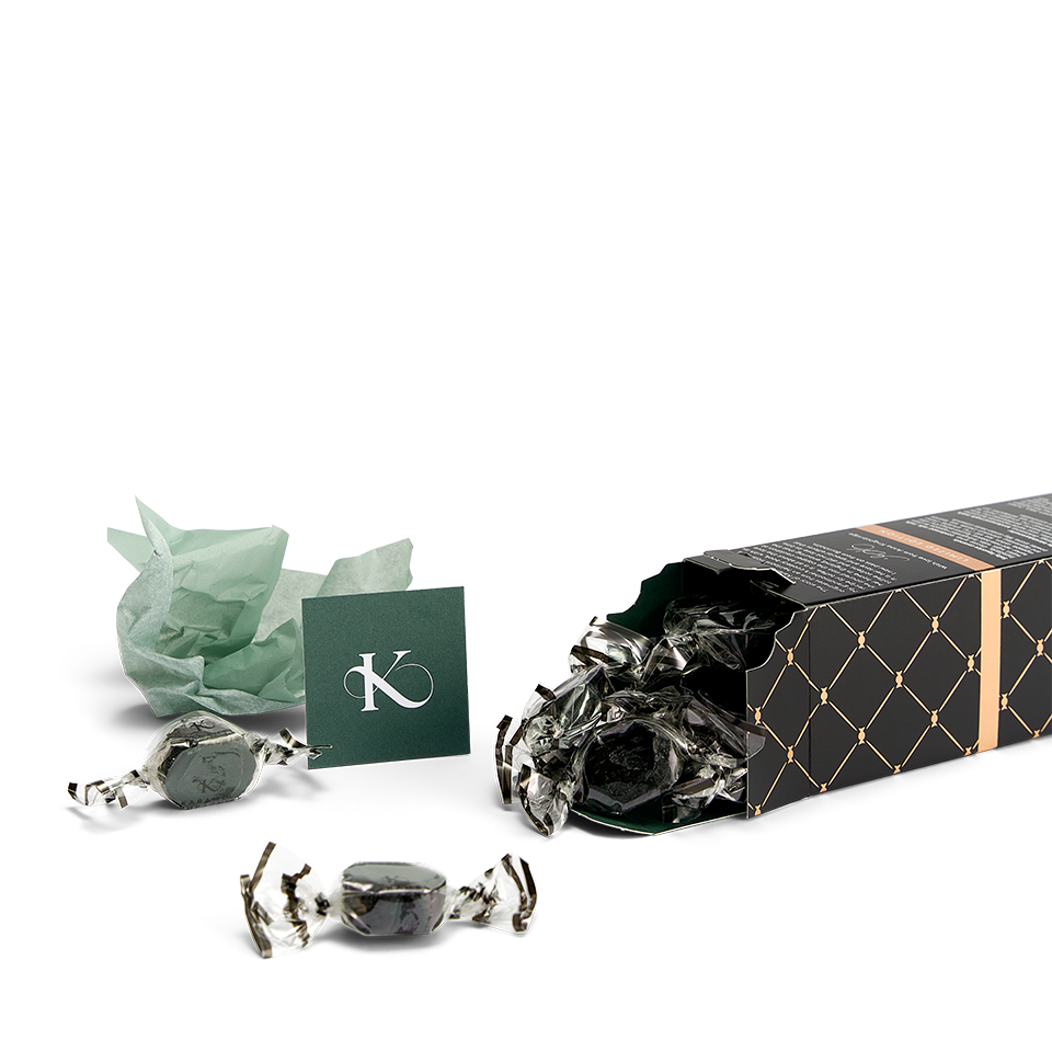 Lakridskarameller med Sydesalt - Limited Edition fra Karamel Kompagniet liggende med karameller, der flyder ud
