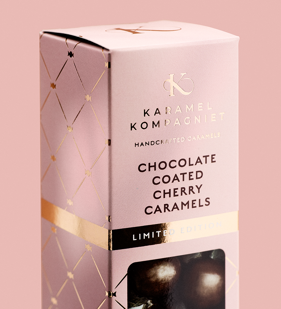 Karameller med smag af kirsebær med mørk chokolade zoomet ind