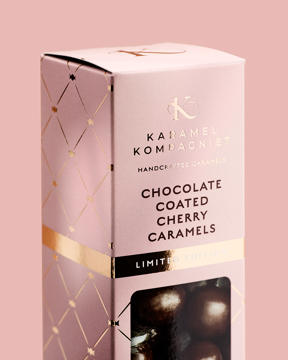 Karameller med smag af kirsebær med mørk chokolade zoomet ind