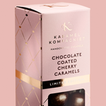 Karameller med smag af kirsebær med mørk chokolade zoomet ind