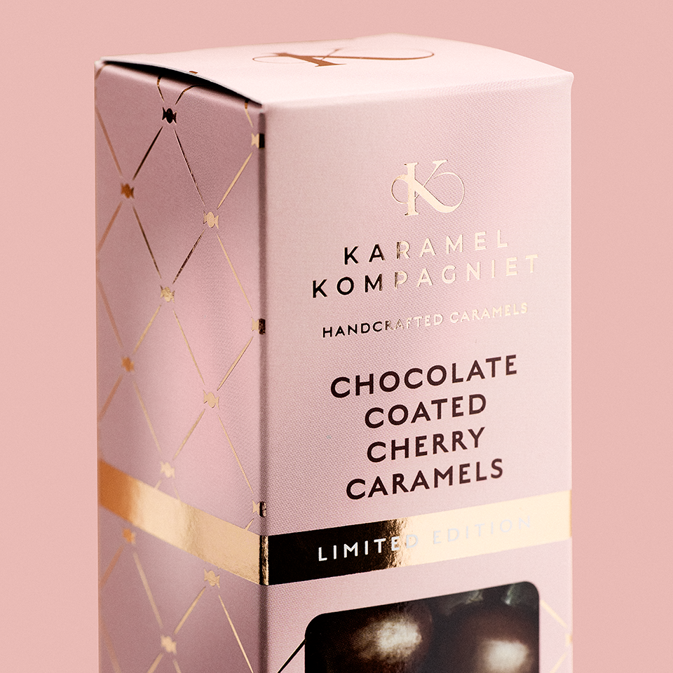 Karameller med smag af kirsebær med mørk chokolade zoomet ind