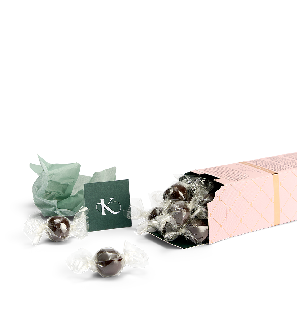 Karameller med smag af kirsebær med mørk chokolade liggende ned med kirsebær karamel kugler flydende ud