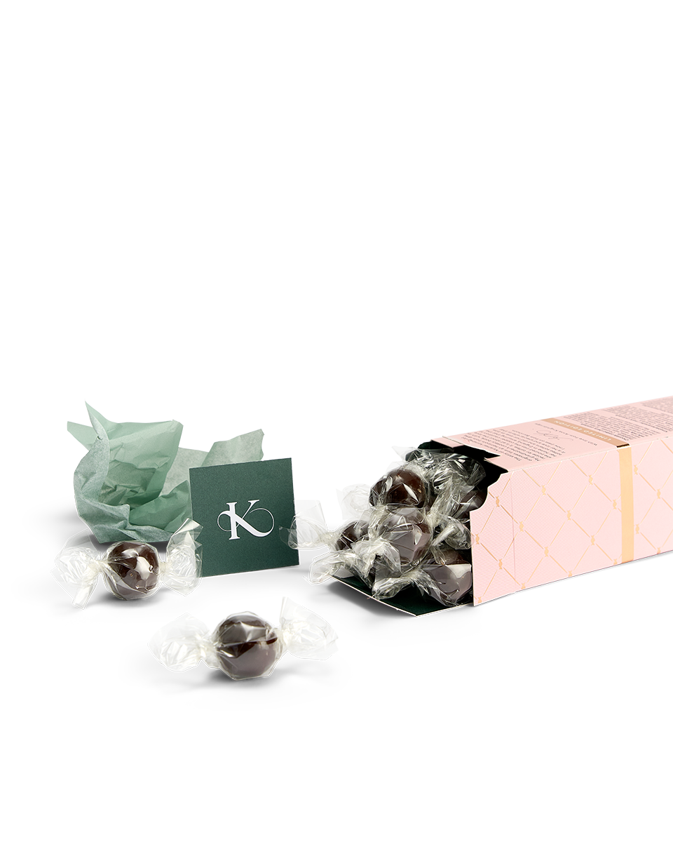 Karameller med smag af kirsebær med mørk chokolade liggende ned med kirsebær karamel kugler flydende ud