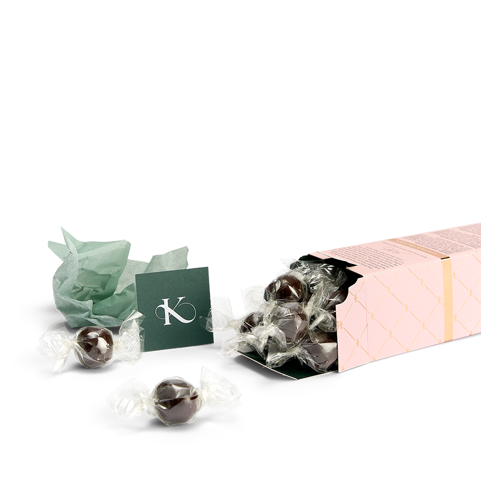 Karameller med smag af kirsebær med mørk chokolade liggende ned med kirsebær karamel kugler flydende ud