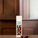 Milk Chocolate Coated Caramels with Sea Salt i hvid Elegance-æske fra Karamel Kompagniet der står på et bord – håndlavede chokoladekarameller fra Bornholm
