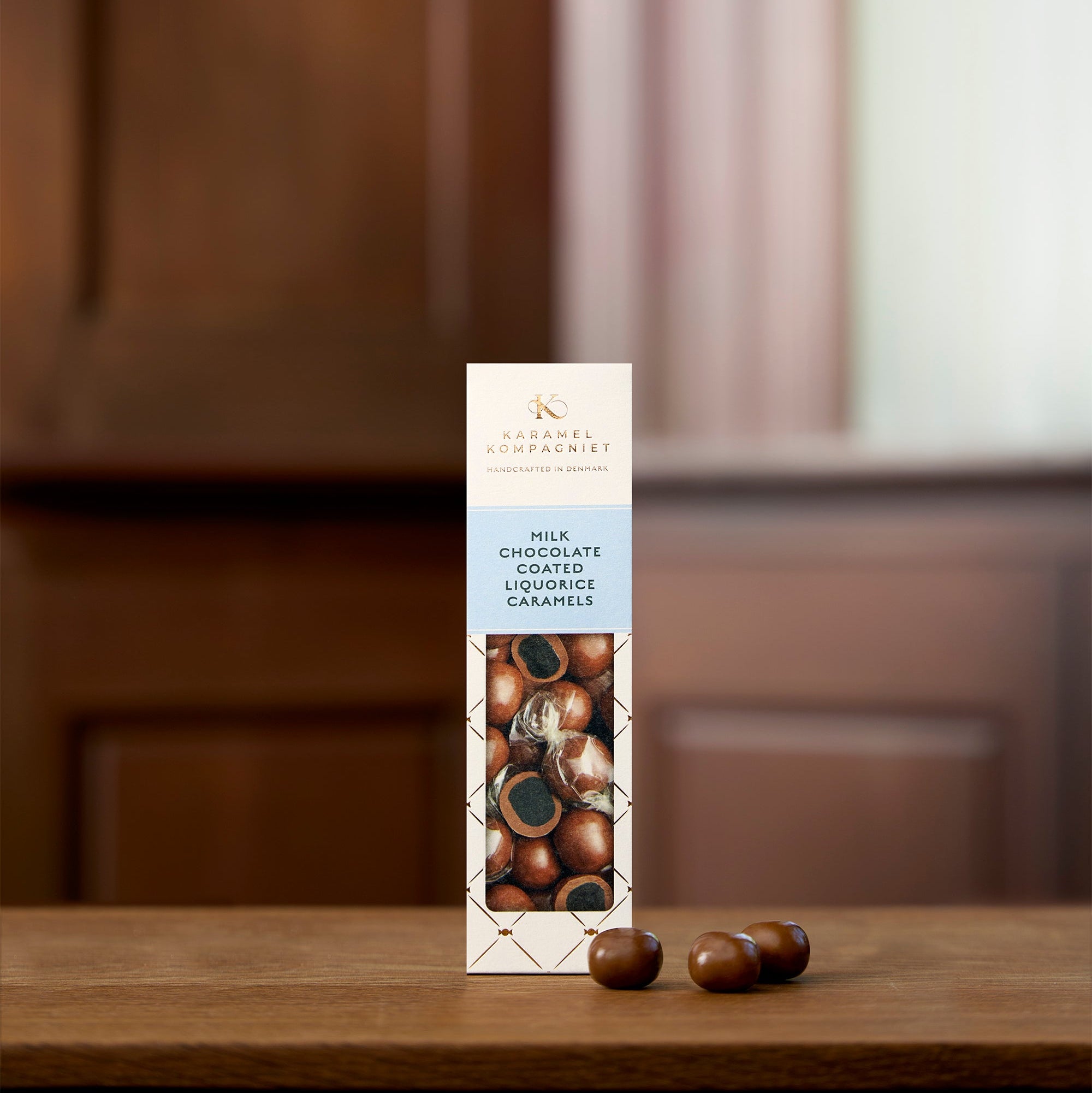 Chokoladeovertrukne Lakridskarameller i oprejst elegance-æske på bord
