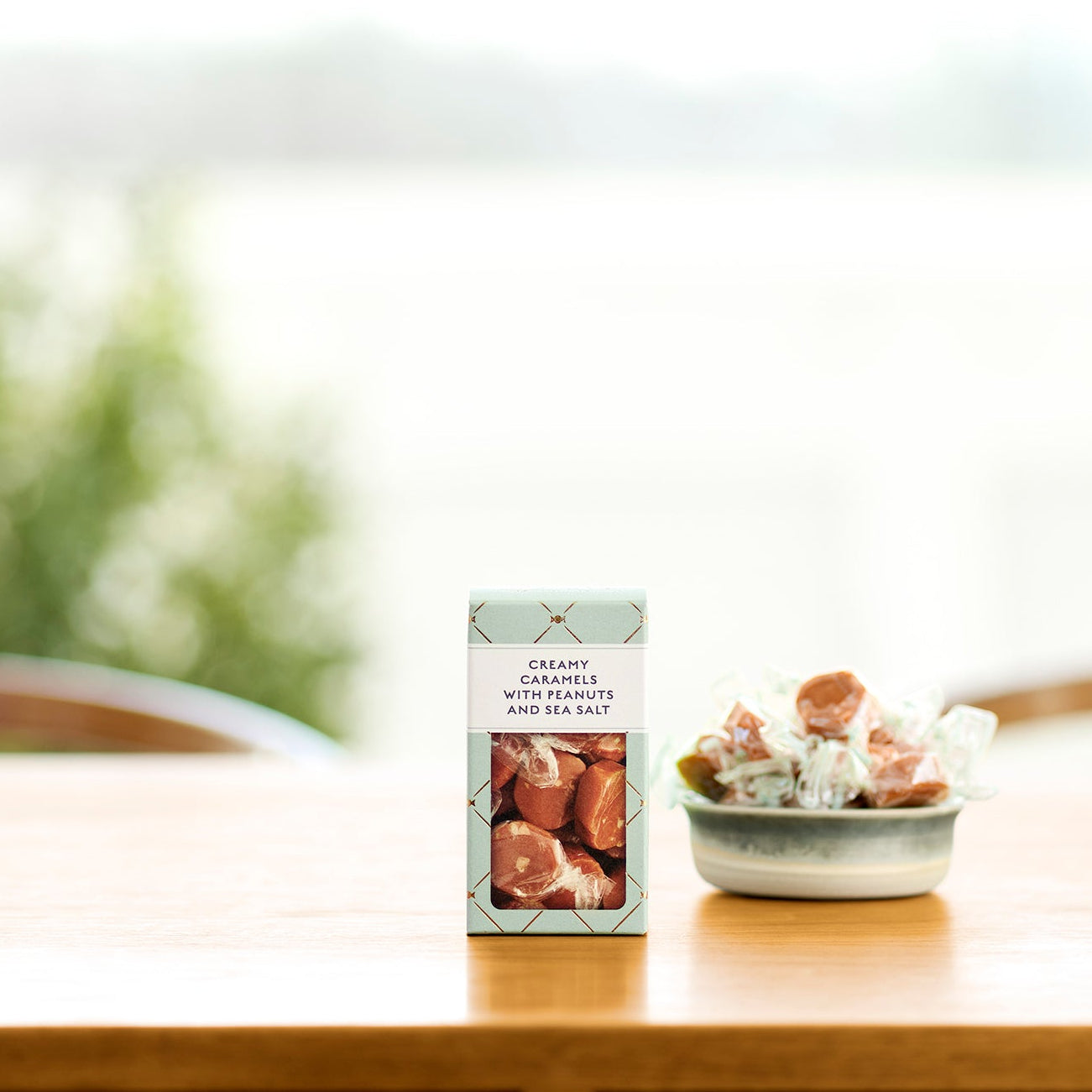 Flødekarameller med Peanuts og Sydesalt Tiny æske oprejst