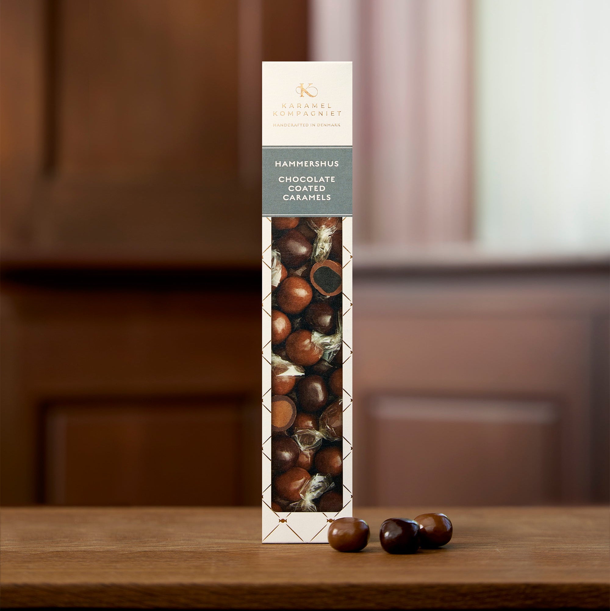 Hammershus – Chokoladeovertrukne Karamel Kugler i flere varianter i highlight-æske oprejst på bord