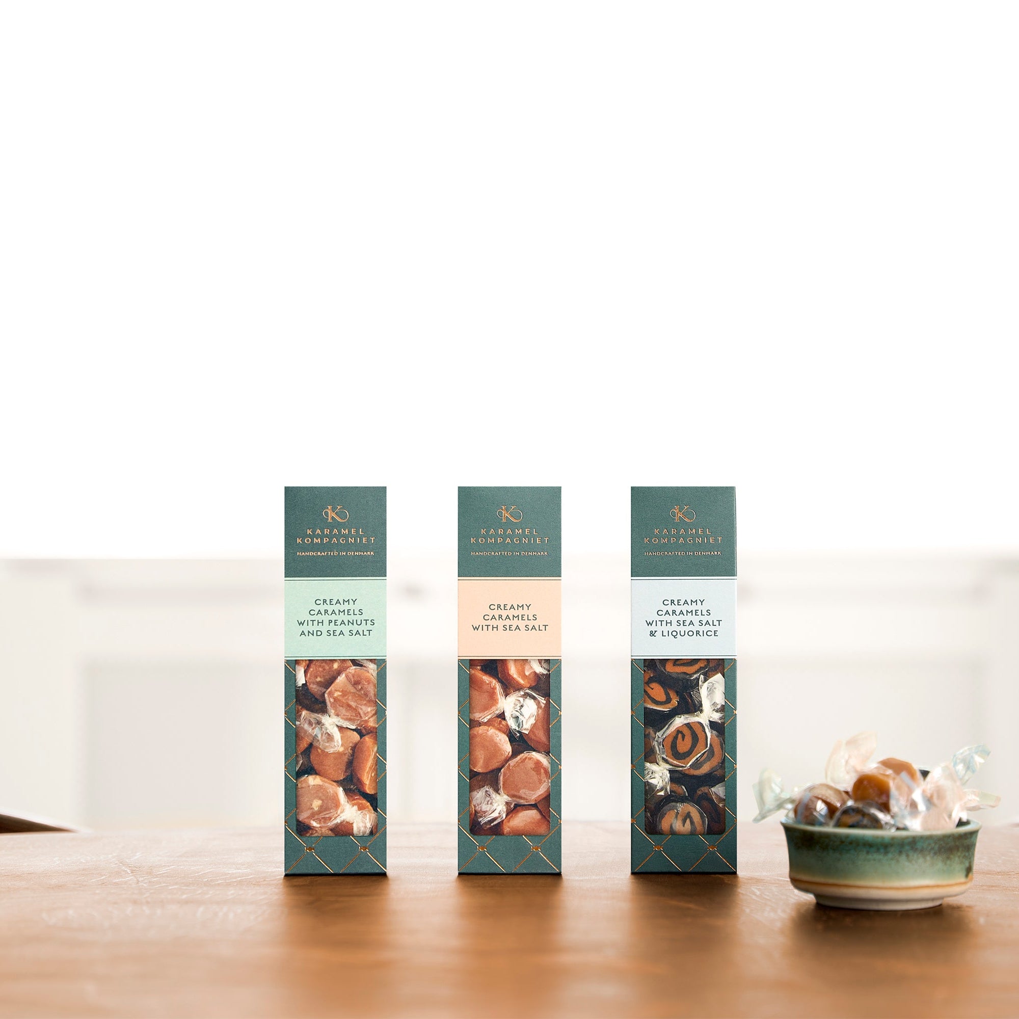 Saltkarameller, flødekarameller med peanuts og sydesalt, lakrids- og flødekarameller med sydesalt i oprejste æsker
