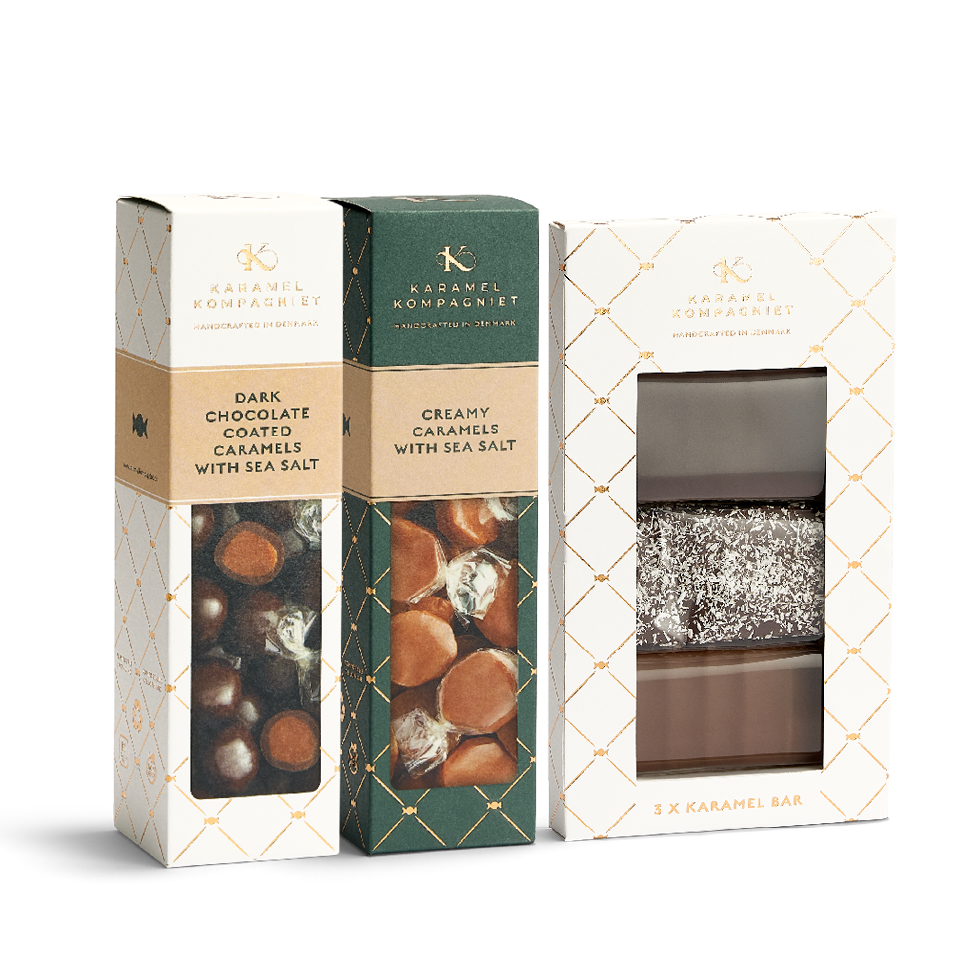 Lidt af det hele gavekurv fra Karamel Kompagniet med en æske chokoladeovertrukne saltkaramel kugler md mørk chokolade, flødekarameller med sydesalt og en gaveæske med 3 stk karamel barer