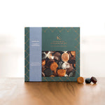 Gudhjem - Klassisk Karamelblanding med klassiske lakrids-, fløde- og chokoladekarameller i oprejst æske på bord