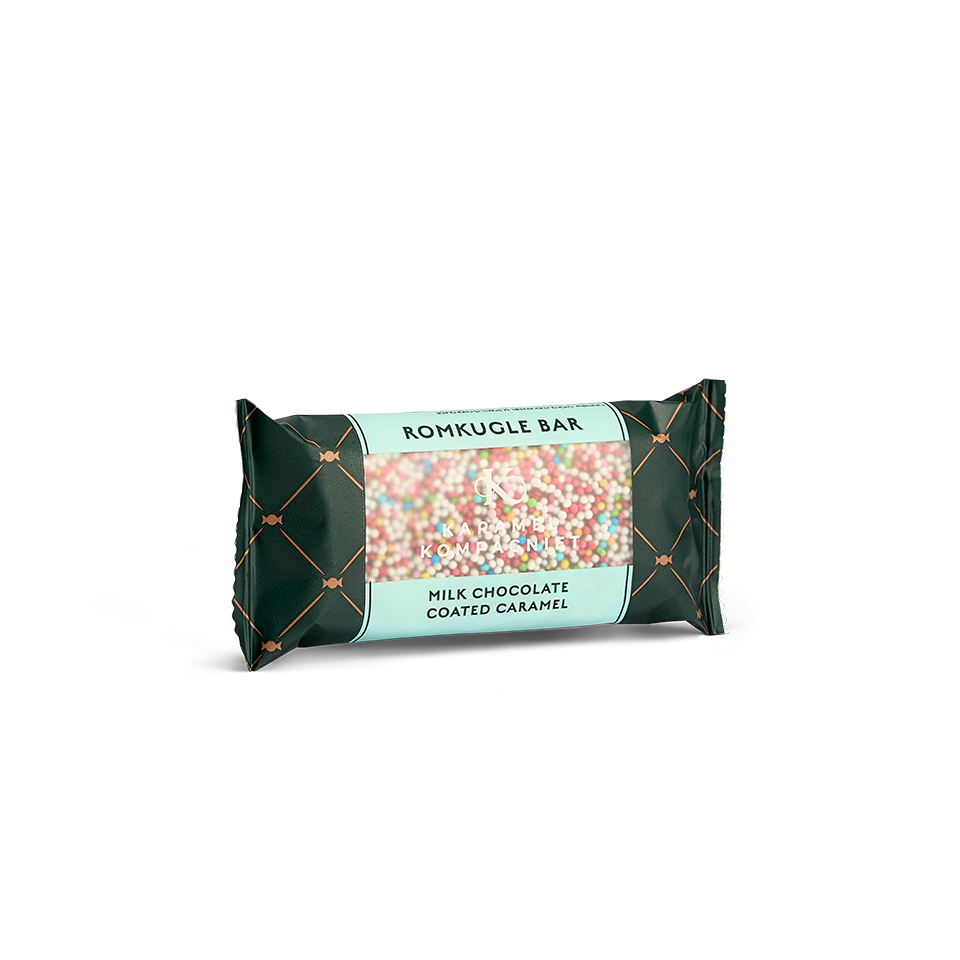 Karamel Bar Romkugle i lys chokolade fra Karamel Kompagniet – mørkegrøn indpakning med farverige nonpareils.